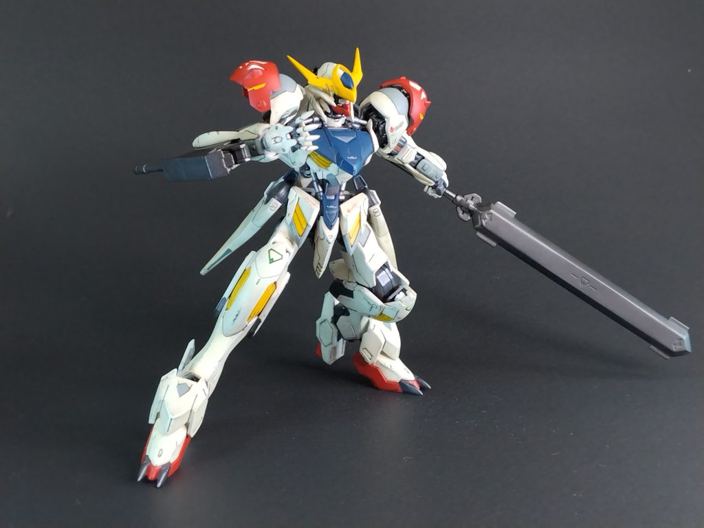 付属のソードメイスを構え