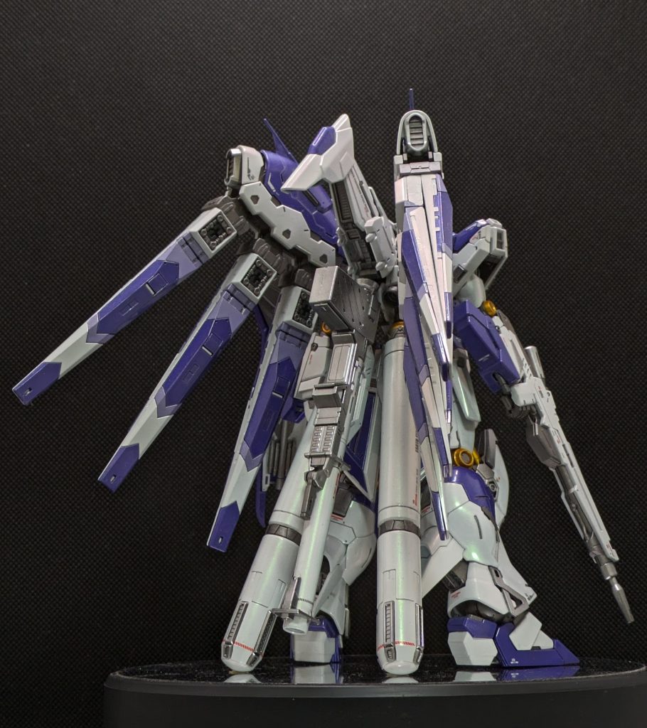 当初、白はグランプリホワイトにホワイトパールを上吹したものを考えてたのですが…途中で白のパール感に負けないように紫のパール感を追求した結果ステラシリーズをチョイスしたので、白も負けないようにステラシリーズで試したところいい感じだったので切り替えた感じです。ただの白ではなく光のあたり具合で偏光し、表情が変わるので選んで良かったなと思ってます。