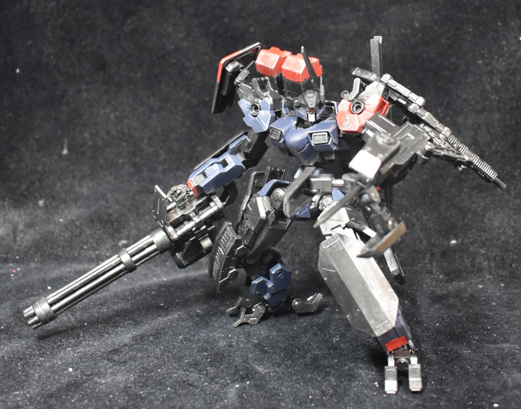 近接武器はパイルバンカー一本のみ 変態左肩にハンガーが付いててライフルと入れ替える形で懸架できます