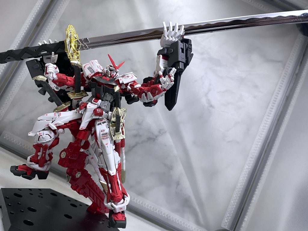 プロダクト・ジャイアント・ガーベラストレート。ガーベラストレートVol.2の製品モデル。いわゆる量産型。サイズとレアメタル含有量を削減したため一振りでの加害範囲は劣るものの、素材の鍛造技術の向上により切れ味や破壊力はオリジナルと遜色なく、サイズと重量ゆえに取り回しでは勝る。通称「PGガーベラ」。製品モデルなので販売もされているが実用性は皆無……なのだが、わりと好事家がおり年に数本は注文が入るらしい。……などと設定を付けたが単にPGアストレイの刀を持たせただけ。掌にランナータグ加工した接続パーツ付けたり親指切り落として角度変えたり等の改造をしてる。