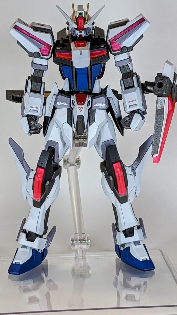 オリジナルカスタム機体ということで、塗装もデフォルトから若干変更し、フリーダムガンダムを若干意識した塗装に変更しました。今回も塗装は水性ホビーカラーを使用し、充電式簡易エアブラシで塗装しているため、若干塗膜が弱めで、かつ撮影もいつも通りのダイソー式簡易ブースにスマホ撮影ですのでその点はご了承ください。