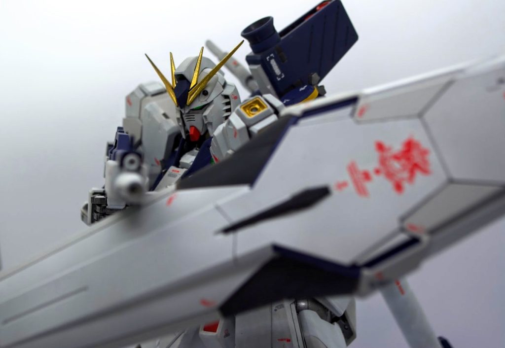 ビームライフルを装備させてみました。シールドから見える銃口がいい味を出している…と思います笑