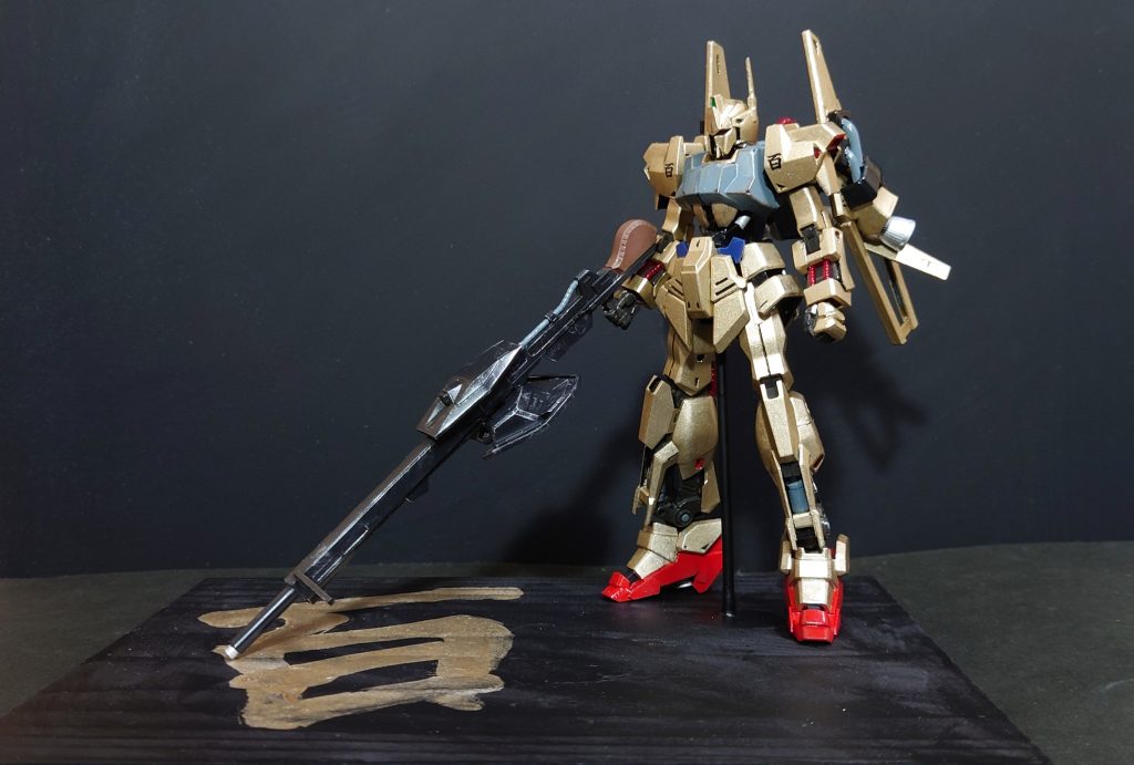 主に顎、腰、踵を大きく変更。背中のバインダーはより過激な高機動機体をイメージして過剰なくらいに盛っています。