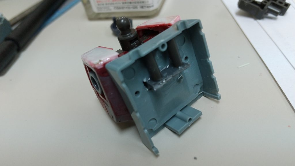 旧キットのランドセルを使用。ちらっと映っていますが、胸部の天面もボリュームアップしています。