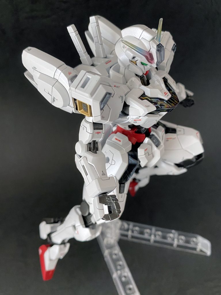 肩アーマーのスラスター内には市販パーツを切って仕込みました。