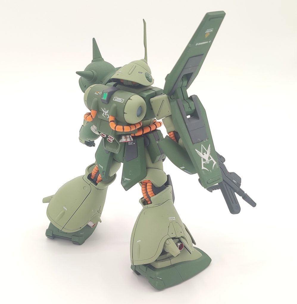 HGマラサイ（ユニコーンVer.）です。シャアに憧れてる兵士が乗っているというイメージでシャアのパーソナルマークを大きく入れてみました。全体にスジボリを追加し、情報量を増やしています。