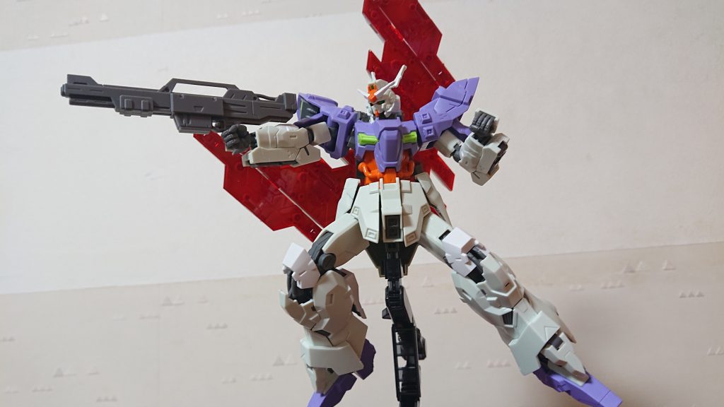 ビームライフルを構えて!!このキット、ステッカーが1枚も付いてないんですね♪