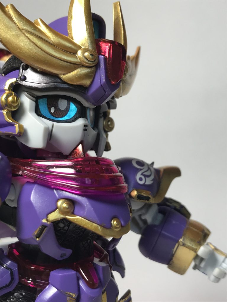 雰囲気写真。軽装モードの兜部分にあるミゾに墨入れをするとまつ毛になる!っていうのは実に面白いアイデアですね。口部分は、俯くと影になりやすく、クリアパーツだと暗く沈んでしまうので、ロイメタレッドを塗ってます。制作中、頭の中では「口紅」と呼んでました。そんなわけで、「F9ノ1改 -1.0」でした。