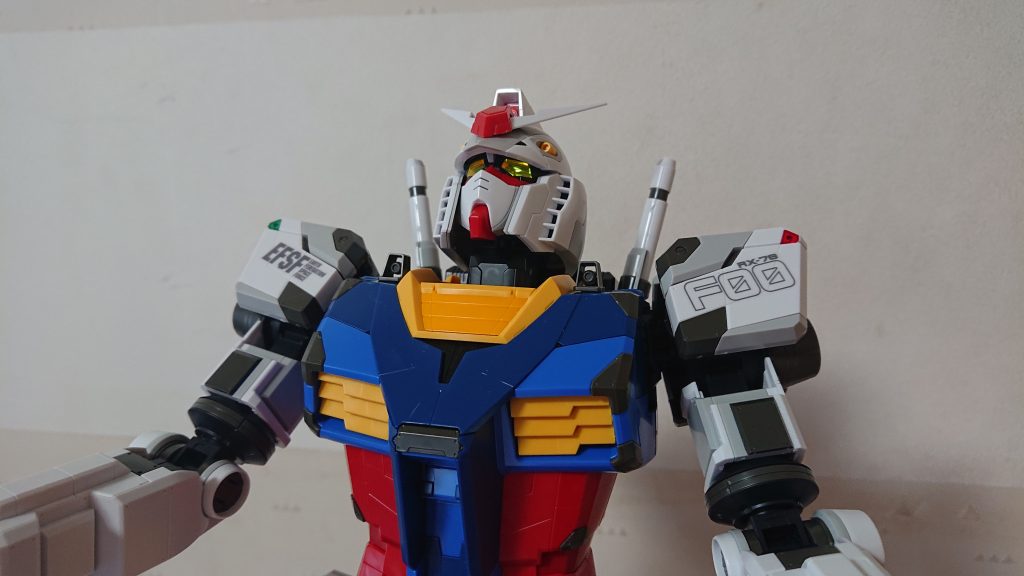 しゃがんで見上げるポーズ(^^ゞ この時は付属のLEDがかろうじて点いたので使いました!!