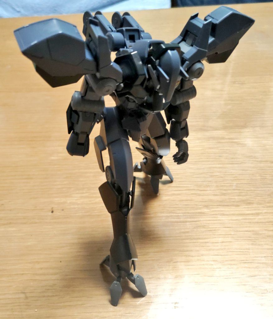 素組み状態で1枚。グレイズアインと言えば2つの巨大アックスに、貫通系キックなど、ロマン溢れる武装でしたが、自分としては迫力あるシーンよりも物悲しさのある散り際の方が好きだったりします。何であんなにオルフェンズの機体はボロボロになると美しさを感じるのか……謎ですw