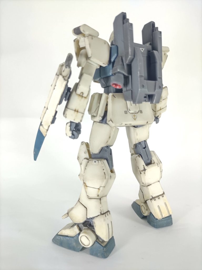 パラシュート無しバックショット。ふくらはぎの白いパーツでも合わせ目に白い筋が出てしまって、むずい。この復帰の前の数年で接着剤に流し込みタイプとその速乾とか知らないものが色々あって、流し込み速乾がファイナルアンサーだと思ったんですが、全然白くなってしまいました。次はランナーパテを試すべきなのか。