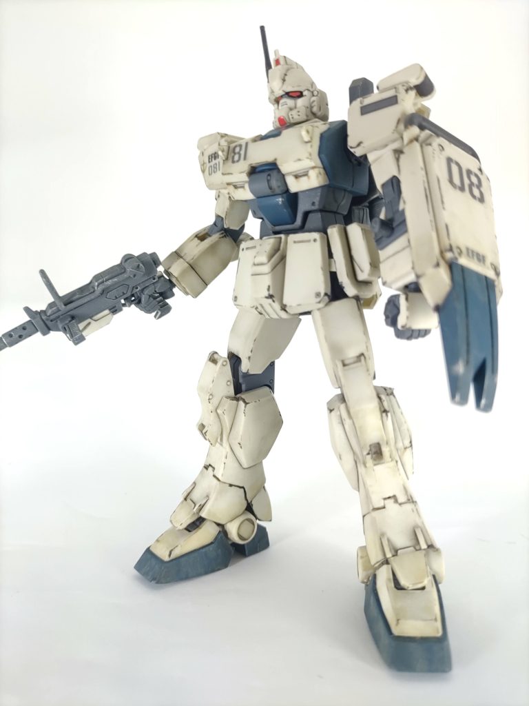 白いところだけ墨入れ > デカール貼り >トップコート > 足首、アンテナ、シールドの取っ手のグレー、バーニア内の赤だけ筆塗り > ガンダムマーカーによるフィルタリング兼シャドー、グラデーション風 > チッピング(全部筆で描く) > ウェザリングカラーのサンディウォッシュで足元だけ若干 砂> 濃い色のところをチタンシルバーでドライブラシ > トップコート終了です。目標「やりすぎない」タミヤウェザリングマスターとMr.ウェザリングカラーがどっちがどっちかわからなくなるのは私だけですか。そうですか。前後カメラの赤い所とライフルの緑のシール貼った上にレジン置いて固めました(初)、なんか雰囲気出たことにする。あとは、肩と脇腹の合わせ目のところを段落ちモールド化しました。これはうまくいった。説明書も良く見てると、こっそり段落ちモールド化してるんですよ(脇の下で確認)。説明書、こっそり塗り分けとか、こっそり個別対応処理するのずるい。それと他の方のEz8作品見てたら、よくアンテナを折ったって言ってる方居て、私は折りませんよって思ってたんです(入念な前フリ)。で、塗装中だったか、とにかく手をすべらせ机の上に頭から落としてしまい、音もなく折れましたね。床に落ちた音はしなかったぞって必至こいて机の上を探して、折れたアンテナ発見できたので接着しております。以降取り扱いに細心の注意。今なら断言できます、Ez8のアンテナは折れます。
