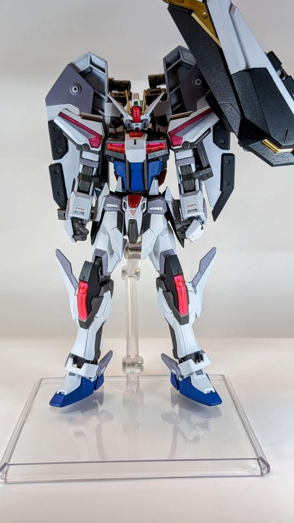 当初の予定だった、『フルパッケージモード』本来は、この形を目標として制作を行っていましたが、見ての通り、エクシードバインダーが非常に大型で干渉が大きく、撮影時にどうしたものかと考えた末、あえて別々の形態とする事でアンバランスさを解消しました。一応記録として、HG機体にエクシードバインダーを2つ付けるとこうなる、という作例を残すためにフルパッケージモードも載せておきます。