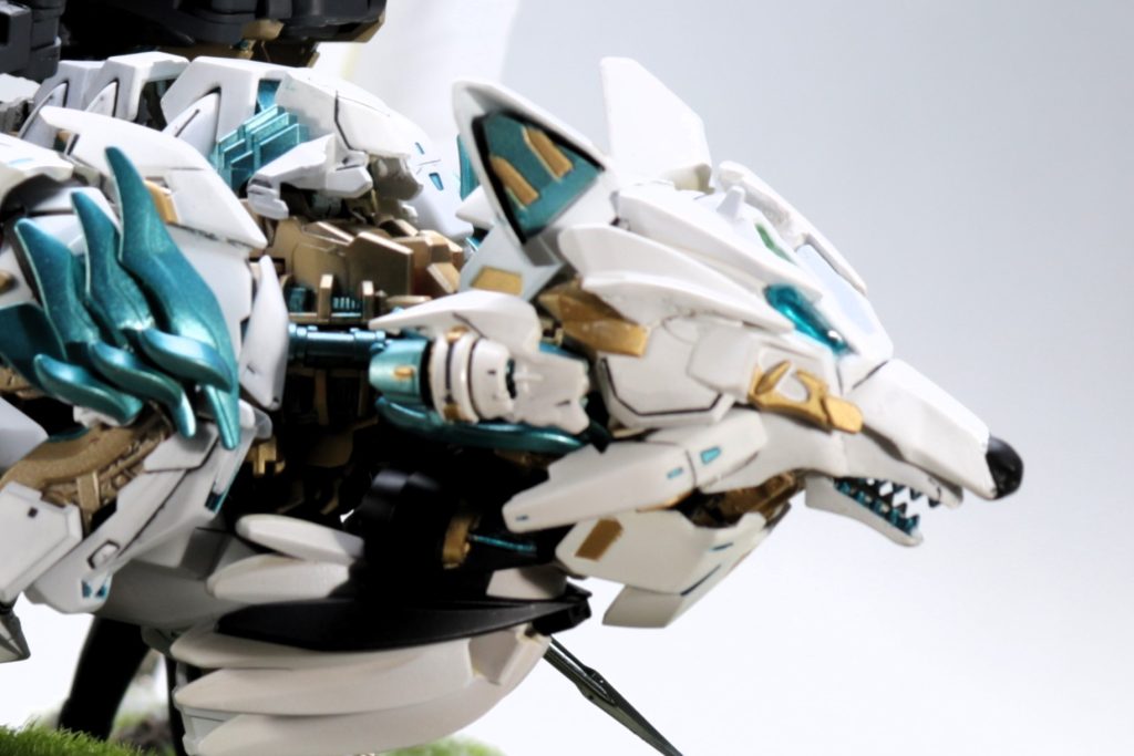 頭部はSDアストレイの頭パーツとシャイングラスパードラゴンの顎、鼻のあたりはスローネの脚のパーツ、耳はギラーガのつま先です。胸のあたりはSDアストレイの頭部がそのままくっ付いてます