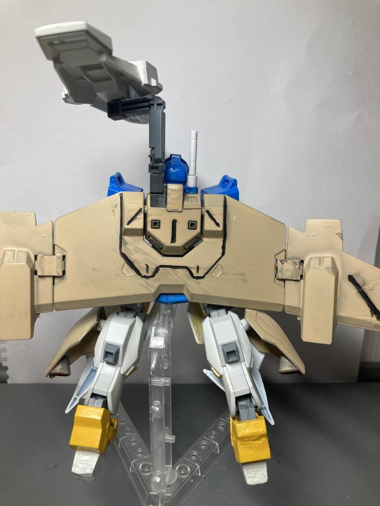 腕ガトリングや足ビームサーベルはわざわざ貼ることないかなと思ったので後ろ姿を墨入れが汚い!でも足のブースターは形が気に入ってます