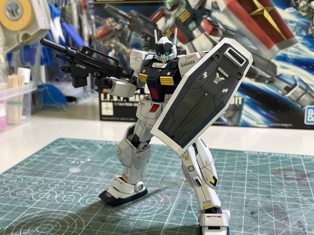 主に胴体と腰部フロントアーマーをジャンクパーツで形状変更。膝上の装甲もプラ板とパテで少々改造しました。