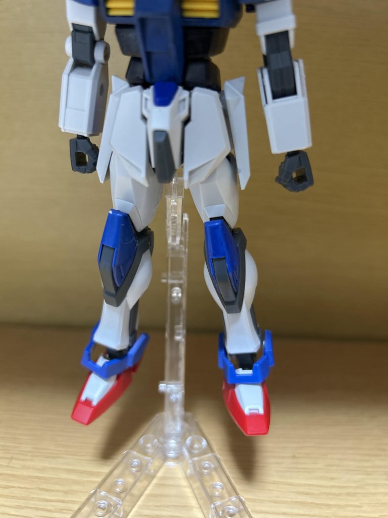 最初に腰から下をEGのストライクガンダムと付け替え。「これだけじゃ味気ないよな〜…フリーダムの肩パーツがあったし使ってみるか!!」