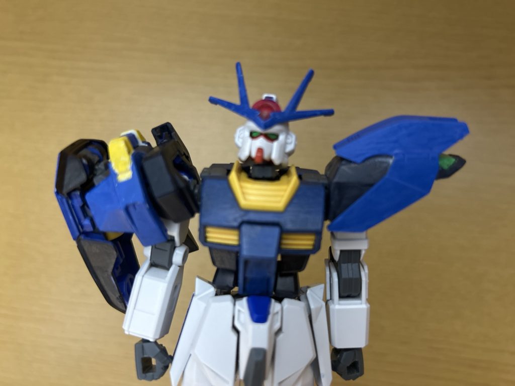 と思い今度は左肩をHGフリーダムガンダムの肩パーツを切った物を取り付けその上からHGダイバーエースユニットの膝のパーツを削って接着し右肩はアヴァランチエクシアの右肩パーツを流用しました。(しれっと左腕をラーガンダムのからEGストライクガンダムのに交換してます。)