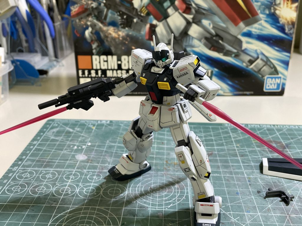 格闘ポーズ。ビームライフルはサーベル刃を付けられる&Eパック式に見えるようにしました。スジボリとデカールで情報量増えて良い感じです。