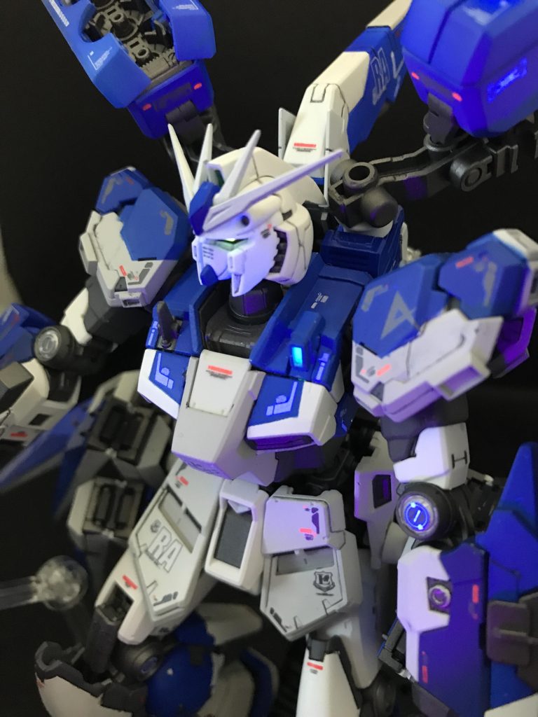 目は蛍光イエローで塗ったのでこちらも光ります