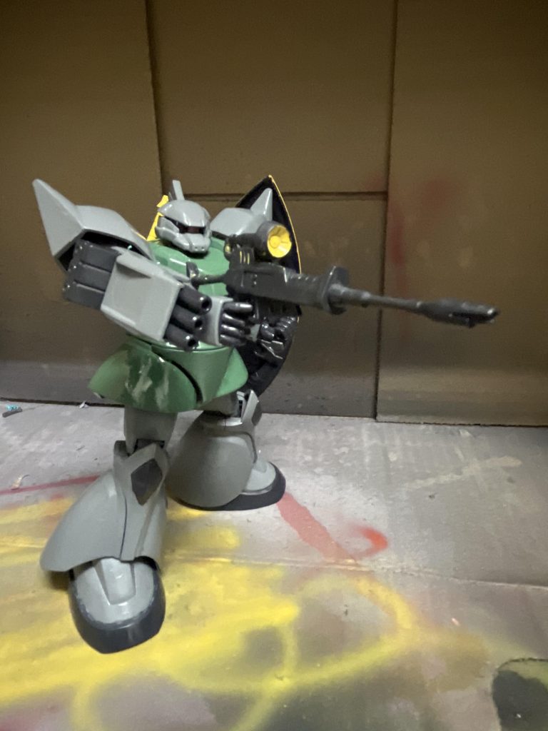 ビームライフルジオン軍が初めて本格量産した携行型ビーム兵器。ガンダムのそれよりも強力だとも言われている。しかし、製造に遅れが生じたため本機も生産が遅れたらしい。スコープのマスキングが大変でした。