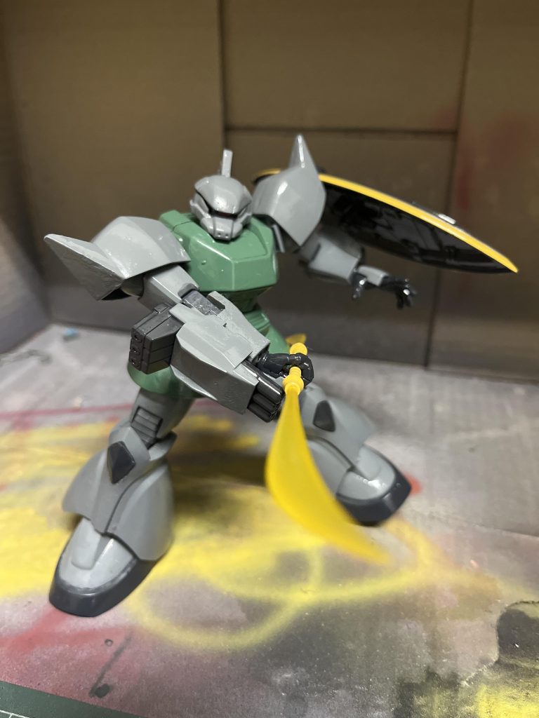 ビームナギキタビーム刃を2つ発振することができる格闘用ビーム兵器。刀身が湾曲してるためかナギナタと呼ばれる。片方だけビーム刃を展開することもできる。学徒兵にこれを持たせたら絶対に自爆するでしょ。