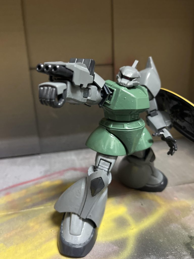 腕部3連装ミサイルランチャー近接戦に有効な実体弾兵装。本来はゲルググキャノンに装着されるものをつけた方がかっこいいからという理由で装着。