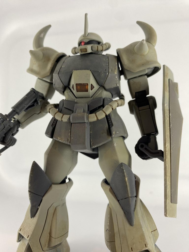 特徴的なコックピットハッチはプロトタイプグフの胸部をそのまま使用し再現。若干形状が異なりますが、このパーツをジャンクで見つけた時に「作れる!」と思ったのがきっかけなので、ここは強行。さらに膝のアーマーもプロトタイプグフのものを少し加工して移植しました。