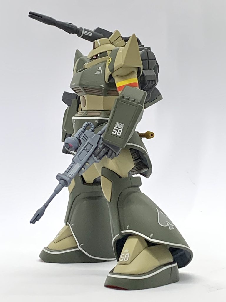 ライフル左持ちトリガー指２本がけ。Xで相互のかたにネタをいただいて、1/60旧キット箱絵を参考に、昭和のMSV感を強調する方向で作ってみました。