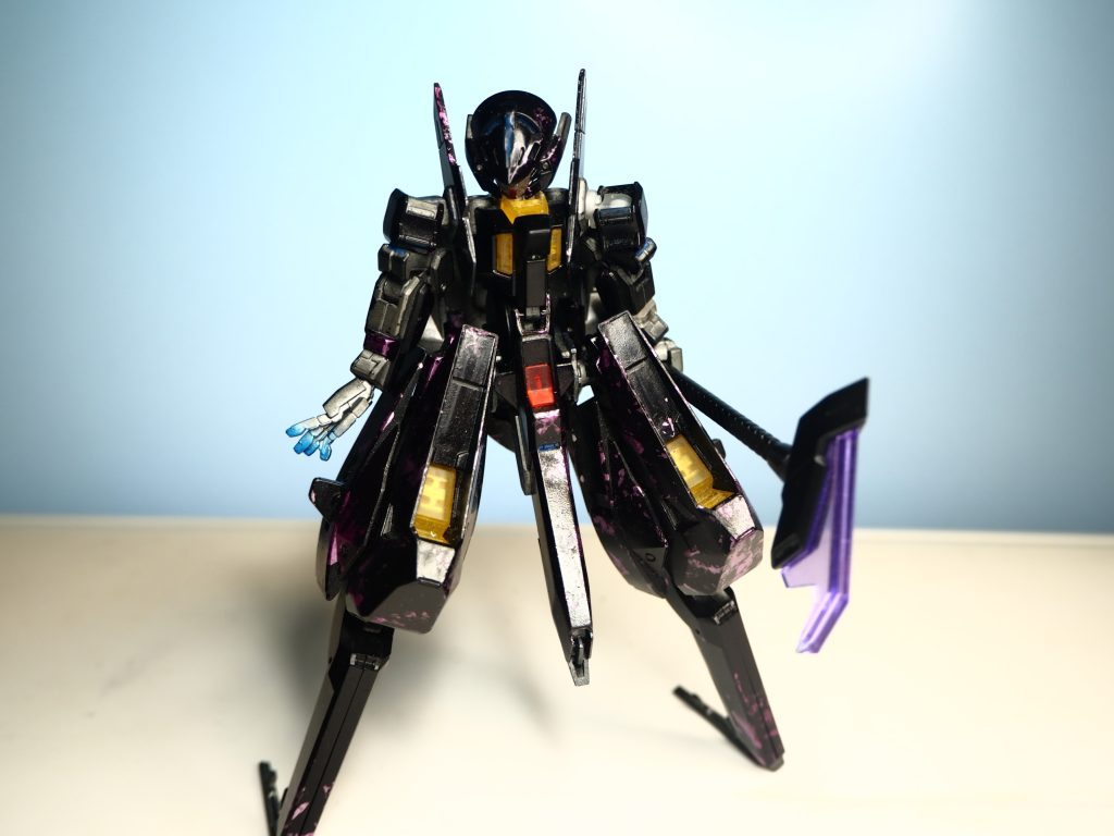 随分前にガンダムベースで買った物で、ちょくちょく改造してます。旅先で無くした股間パーツ以外の顔や肩関節などは一部レジン複製で補修してます、顔はスリットがなくなって丸くなりましたー