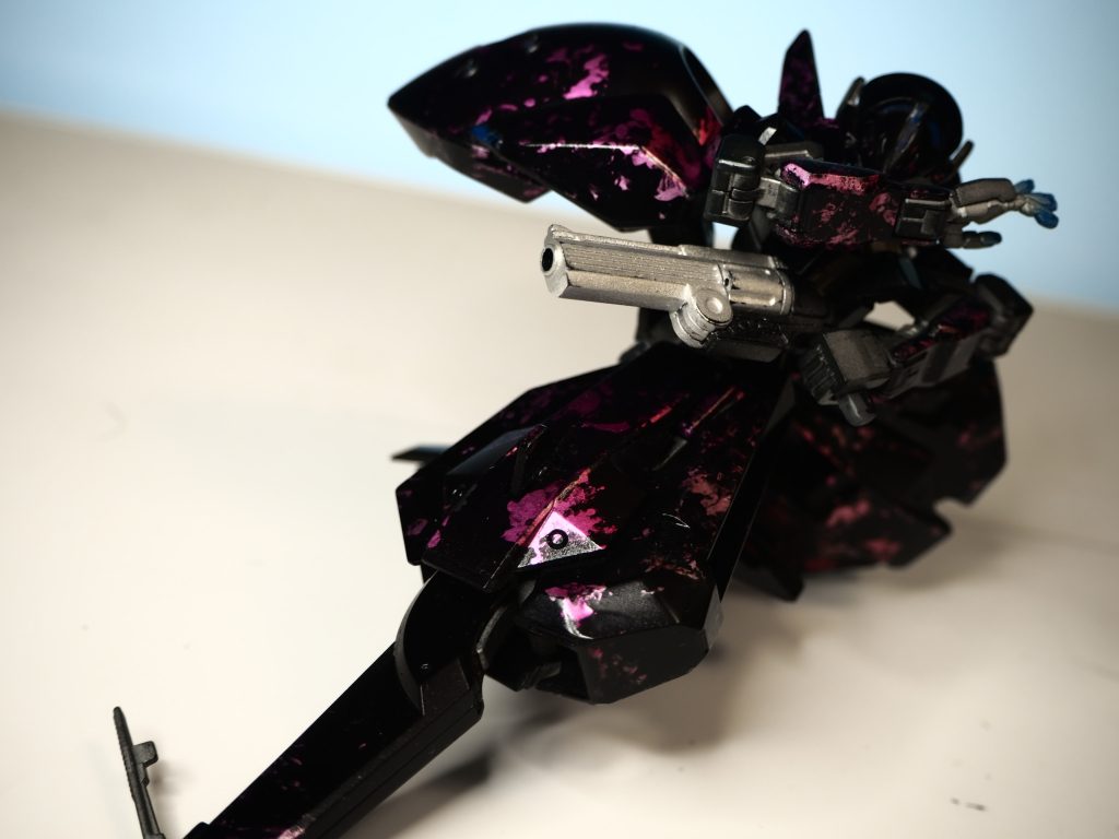 このリボルバーはそこらへんの箱から出してきたものです、個人的に拳銃が一番アクション取りやすくて好きですねー