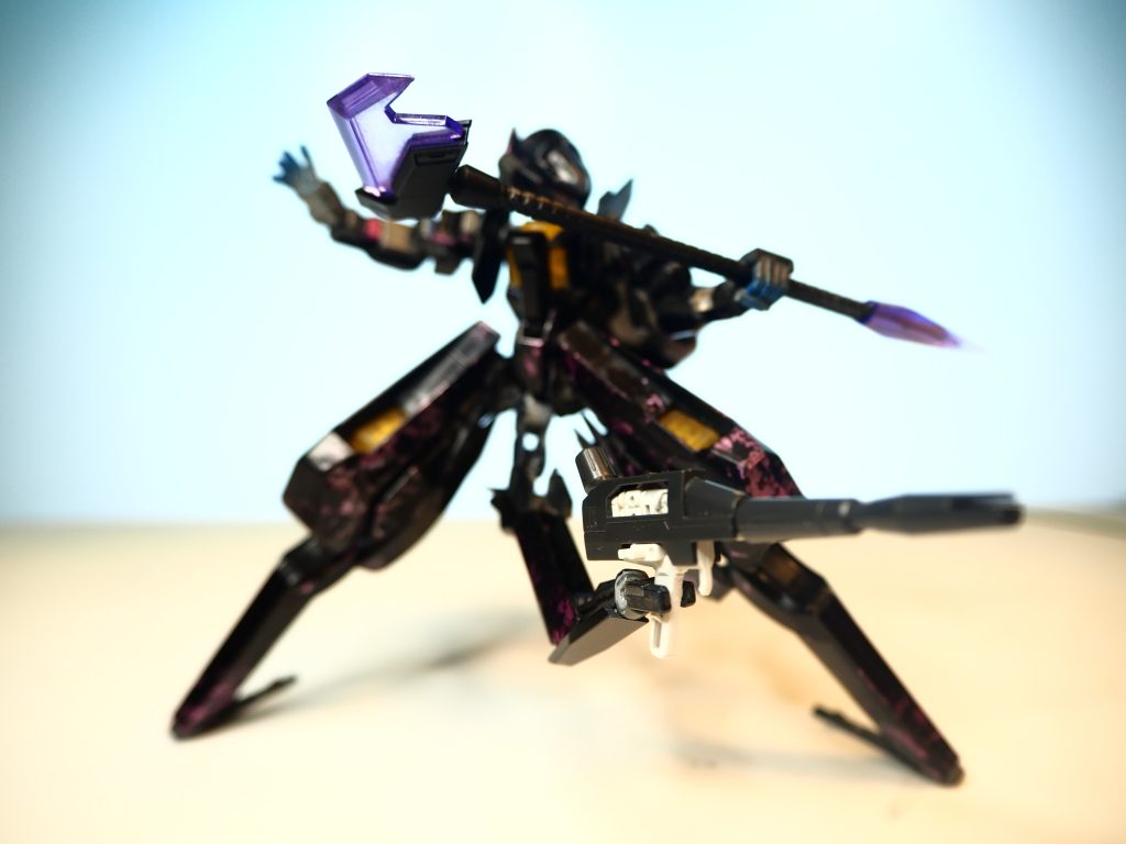 この写真ではピンボケしてますがサブアームもある程度稼働できるように改造しています。原作と同じような稼働は難しかったので、回転軸とボール関節の追加にとどまっていますー