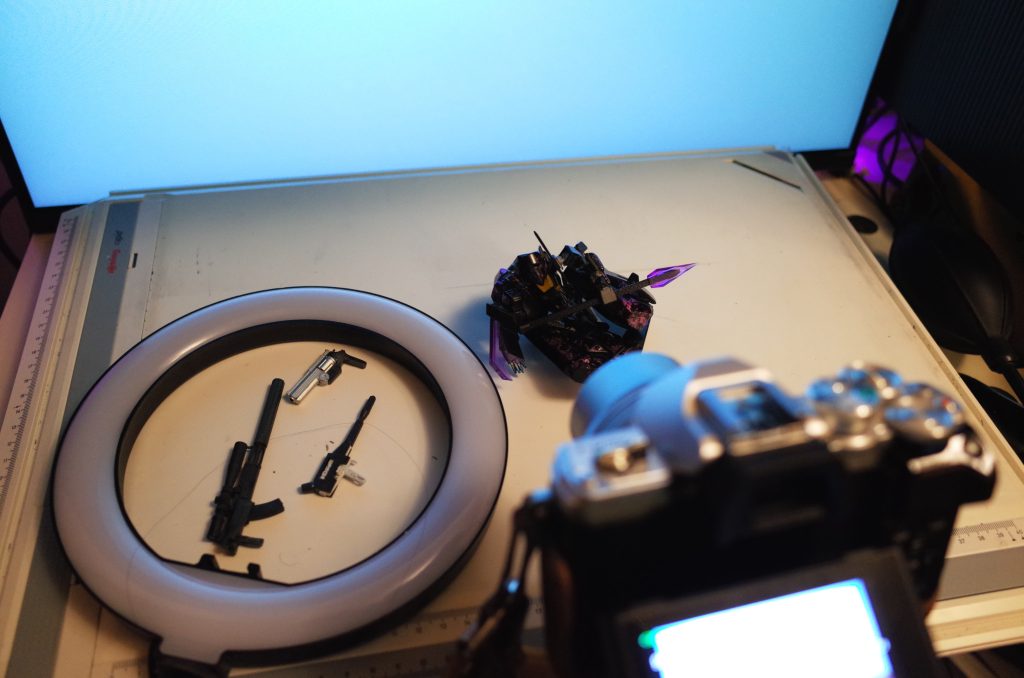 こんな感じで撮影してましたーモニターを背景に、高さを出してモニターの下の縁が見えないように撮りました、丸いドーナツみたいなものは行きつけのプラモ屋で買ったLEDライトです、今回の撮影で大活躍してくれましたー