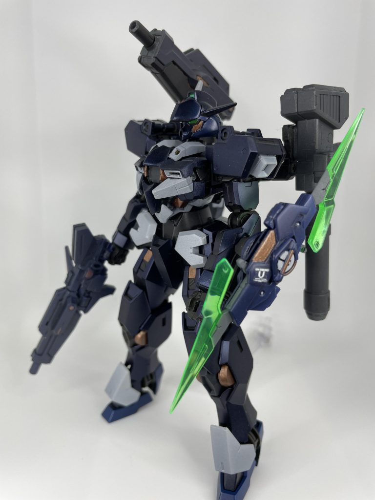 ベース機体はガンヴォルヴァ。GUNDフォーマット系のパーツをすべて排除し、空いたスペースにGNドライブとコックピットを付けた設定。写真ないですがRGクアンタのGNドライブしっかりはまってます。