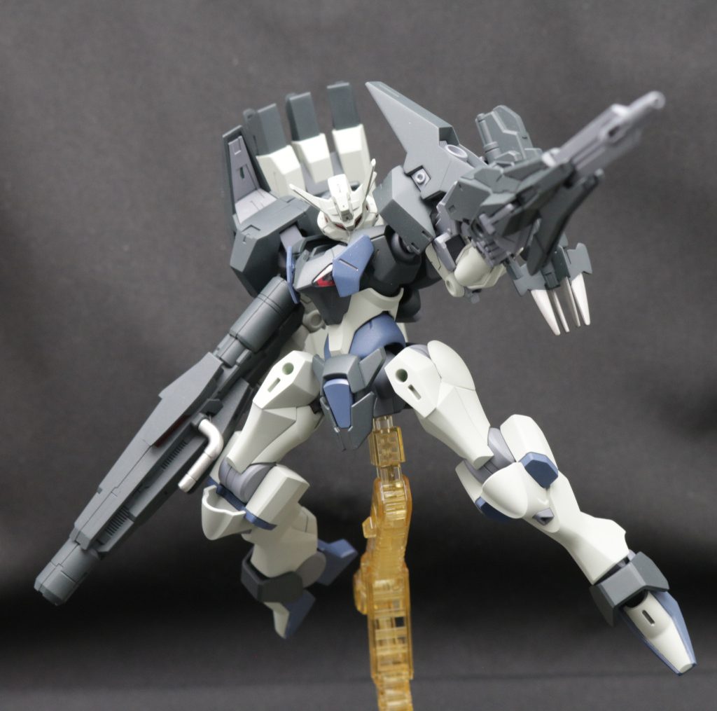 装備構成は、右腕:ビーム・バズーカ 左腕:パイルクロー 右肩:6連装ミサイル・ランチャー 左肩:ロングビーム・ライフル中距離から高火力を押し付けていくのが基本の戦闘スタイル