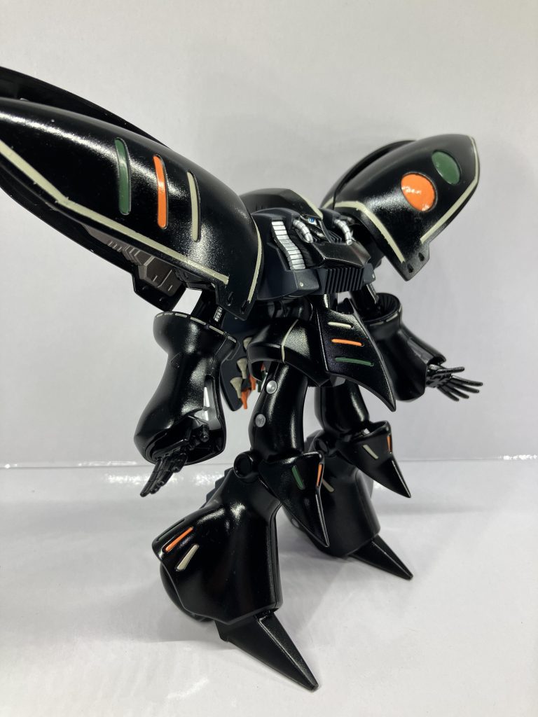 三本ラインのところはすべておなじ3色になっています見えづらいですが、ファンネルも3色です