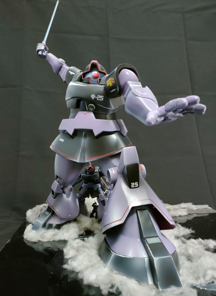 手前から1/60旧キット·ドム1/144HGUCドム一番奥が1/550ミデアのオマケのドム。1/60ドムはほぼ全てのパーツを改造。ポスターに合わせて幅詰め、幅増し、パテでスクラッチ等。腰と上半身のひねり表現にも注目いただきたい。右腕と右の膝から下はMGをディテールダウンして使用。いべまにさん提唱の超遠近法でパース感を出してます。全てポスターの通りの大河原塗りを配色と陰影で塗装。面ごとに色を変えています。各色3段階で塗り分け。デカールもアルプスプリンタで自作。肩の階級章が真ん中で色が変わっているのもポスターに準拠。