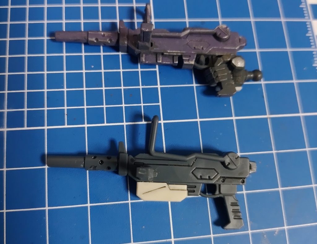 でEz8のマシンガン(下)と見比べてたら、マガジンなのかな? 白いパーツ付いてない!! 落としたのか、付け忘れたのか。という訳でEz8に続きます。見ていただいた方、ありがとうございます。