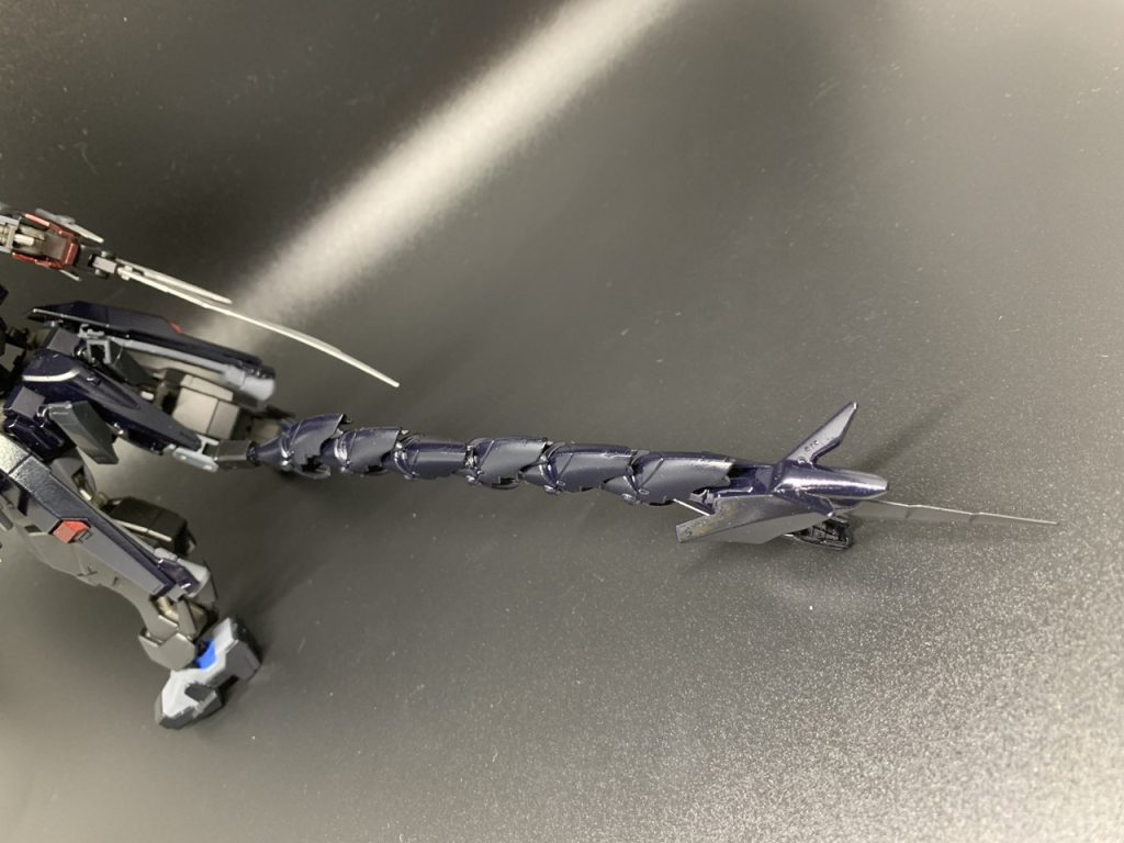 ・ヒートテイル腰部に装備された近接戦闘武器。MAに搭載される事が多い硬質ワイヤーブレードの戦闘データを元に開発された。阿頼耶識システムで操作する事によって、変幻自在な攻撃が可能。ブレード自体は超硬合金製のため、MSの装甲をも容易に突破する。赤熱化させる事によって対象を溶断する事が可能になり真価を発揮する。ナルガクルガは尻尾で攻撃をする事が多い事から、この装備を付けました。