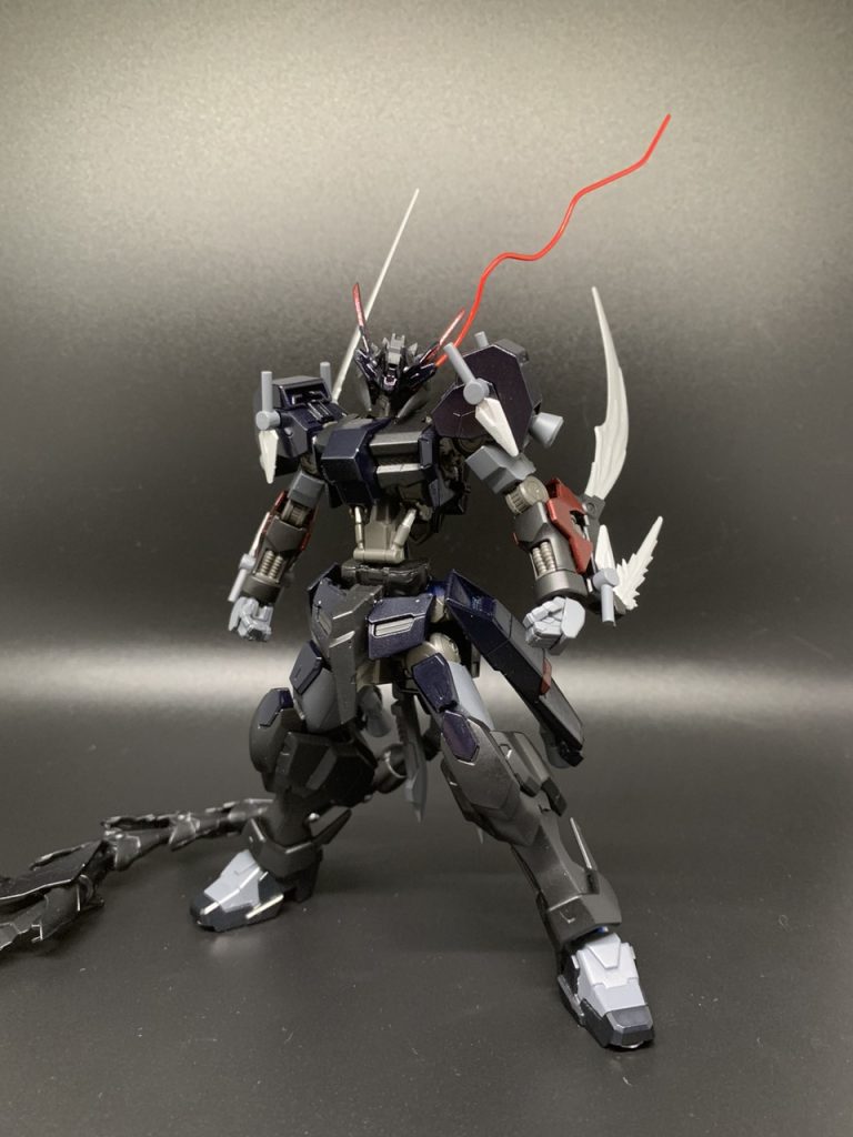 ナルガクルガが怒り状態になった際に現れる眼光エフェクトは真鍮線で再現。ガンダムもMAと対峙した時に阿頼耶識のリミッターが解除され目が赤く光りだす事から作成しました。