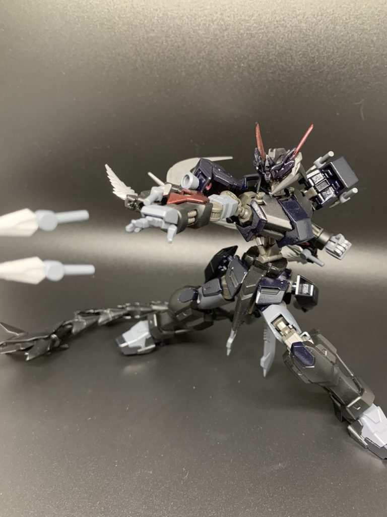 ・バーストニードル両肩アーマーと両腕のトランスブレードエッジに2本ずつ装備された投擲特化のナイフ。投擲後は小型のジェット推進によって飛んでいき、対象に刺さると炸裂弾として爆発し機体やパイロットにダメージを与える。ナルガクルガの尻尾から放たれる尾棘をクナイとして機体各部に設置。イフリートシュナイドのヒートダートを使用。少々『和』や『忍者』のイメージを付け加えてます。