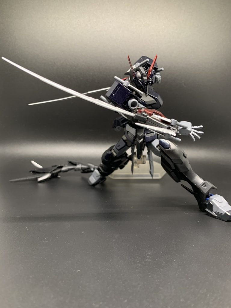 機体各部に装備された高出力スラスターを活かしてすれ違いざまに切りつけるイメージ。腰部スラスターが自由に可動するためトリッキーな動きで敵を翻弄する。