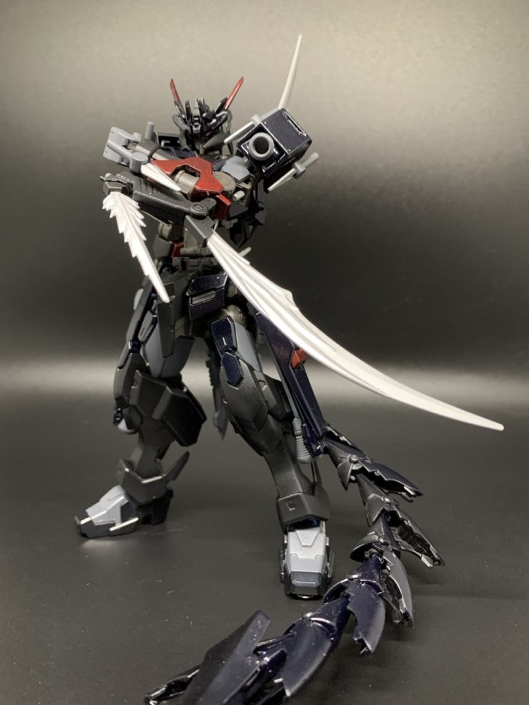 ・トランスブレードエッジ両腕に搭載された近接戦闘ユニット。肘部分と手首付近の発振部からは形状記憶処理が行われた高分子化合物で作られている大小の刃が瞬時に形成される。斬れ味は超硬質ブレード並に鋭く、パイロットの技量によっては装甲ごとフレームまでも斬り落とす程の威力を秘めている。MAとの戦闘時は阿頼耶識のリミッターが解除され、形成されるブレードが通常時より大型化する。厄祭戦後は開発技術が失われたため再現不可能なロストテクノロジーと化している。 ナルガクルガの刃翼をイメージした武装です。ベースはガンダムデスサイズのビームサイズとRGデスティニーのフラッシュエッジです。戦闘時に刃が展開されます。