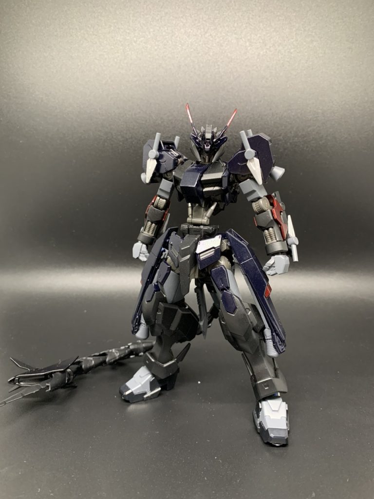 ASW-G-12ガンダム・シトリー300年前の「厄祭戦」と呼ばれる大戦で運用された、72機のガンダムフレーム採用機のうちの一機。「圧倒的な機動力で敵を翻弄し接近戦で斃す」事をコンセプトに開発され、機体各部にはスラスターが多数搭載されている他、レーダー波を吸収する特殊な塗料とエイハブウェーブの固有周波数索敵を妨害するジャマーシステムを搭載している。主に夜間や宇宙空間での奇襲及び一撃離脱戦法を得意とする。その優れた高機動力を活かすため武装は全て近接武装をメインに構成されている反面、ライフルやCIWS等の銃火器類は一切搭載されていない。という設定です。