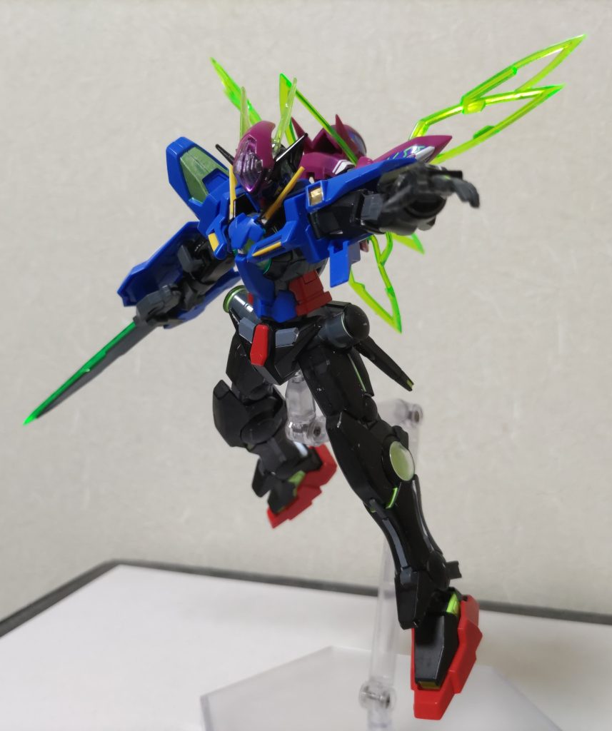 エクシア6番機　ハチドリブースターとなるウィザードクロスの両肩のハチドリビットを装備した近接格闘形態