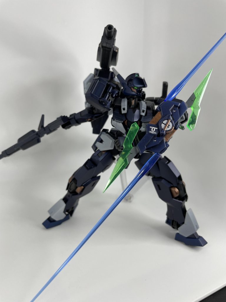 ビームサーベル内蔵なのでビーム刃出ます。GNソードとビームサーベルで細切れにしたい。