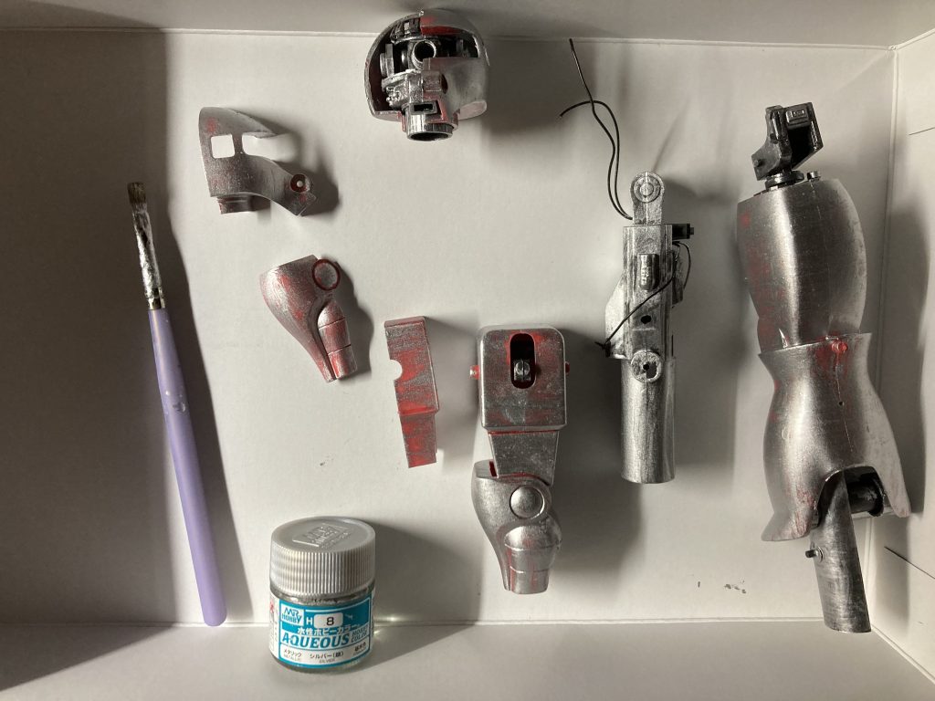 先に内部メカを塗装した後で、外部装甲の組み立てと表面処理をしたので余計に大変でした。