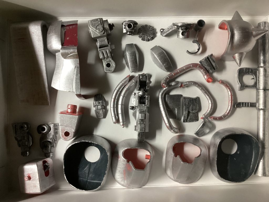 いつもの通り、シルバーによる下地塗装。ただし内部メカがあった分、下手な1/60より大変でした。