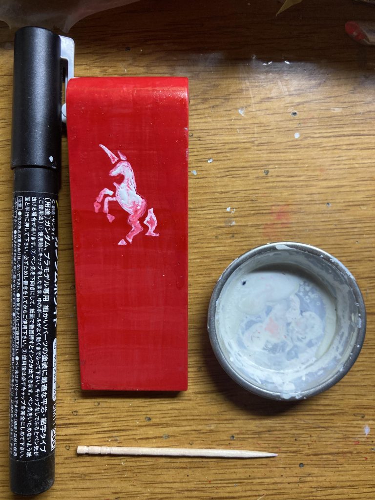 マーキングもいつもの通り、爪楊枝にガンダムマーカーのインクを乗せて行いました。