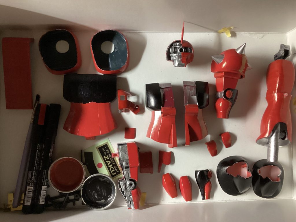 下地塗装の後は、ガンダムマーカーのインクで筆塗り。赤は結構うまくいきましたが、黒は厚塗りしすぎたせいかひび割れてしまいました。